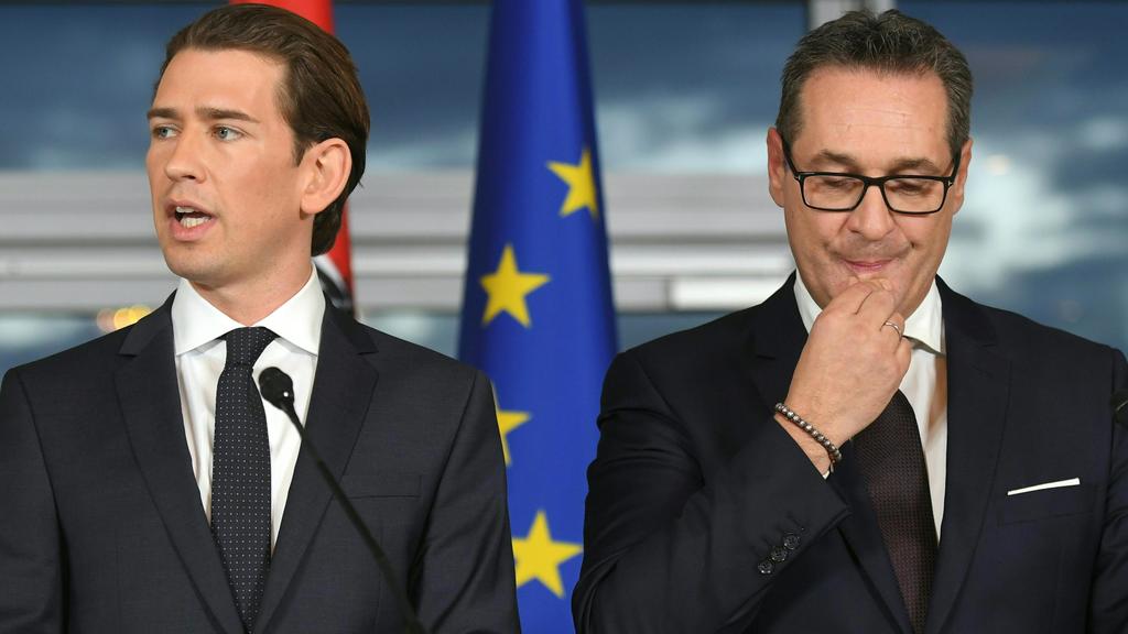 ARCHIV - 16.12.2017, Österreich, Wien: Sebastian Kurz (l), Bundesparteiobmann der ÖVP, und Heinz-Christian Strache, Bundesparteiobmann der FPÖ, präsentieren das Koalitionsabkommen. Österreichs Kanzler Kurz schließt nach dpa-Informationen eine weitere