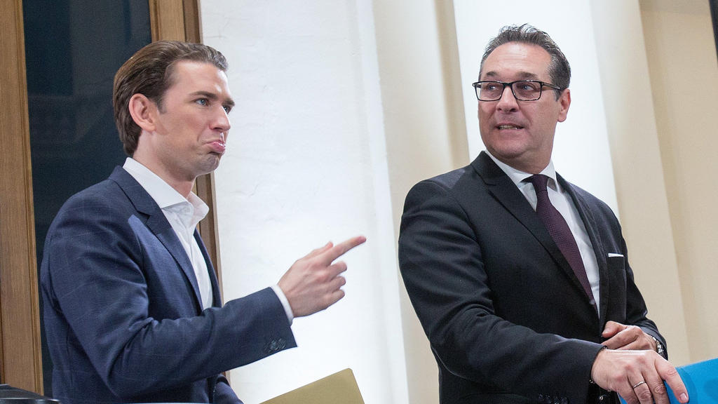 ARCHIV - 17.11.2017, Österreich, Wien: ÖVP-Chef Sebastian Kurz (l) und FPÖ-Obmann Heinz-Christian Strache sprechen bei einer Pressekonferenz anlässlich der Koalitionsverhandlungen zwischen der ÖVP und FPÖ-Steuerungsgruppe im Palais Epstein. Österreic