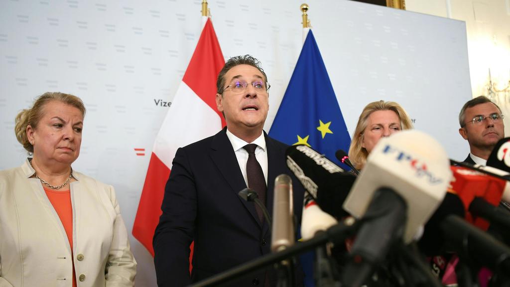 18.05.2019, Österreich, Wien: Heinz-Christian Strache (M), Bundesobmann der FPÖ und Vizekanzler, spricht auf einer Pressekonferenz im Bundeskanzleramt. Strache (FPÖ) hat am Samstag seinen Rücktritt angeboten. Kanzler Kurz (ÖVP) werde das Angebot anne