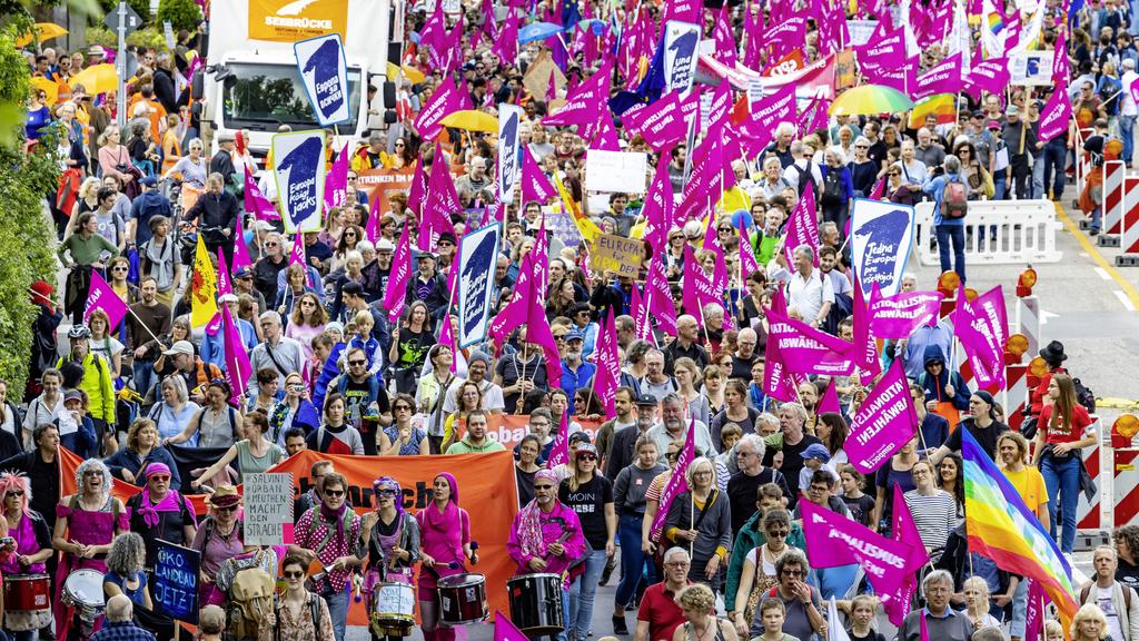 DEU, Deutschland, Stuttgart, Baden-Württemberg, 19.05.2019: Pro Europa - Großdemonstration in Stuttgart des Bündnis Ein Europa für Alle - Deine Stimme gegen Nationalismus. Zur Demonstration rief ein Bündnis aus insgesamt 57 Organisationen auf. *** DE
