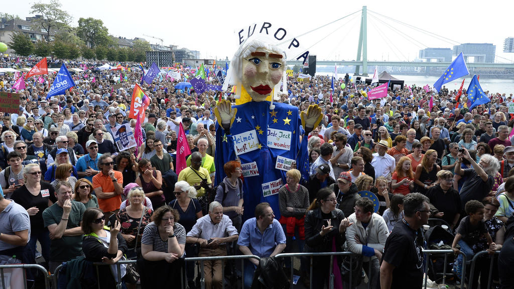 19.05.2019, Nordrhein-Westfalen, Köln: Menschen stehen bei einer Demonstration für Europa an der Deutzer Brücke. Die bundesweiten Demos sollen vor der Europawahl am 26. Mai ein Zeichen gegen den internationalen Rechtsruck und für ein Europa der Mensc