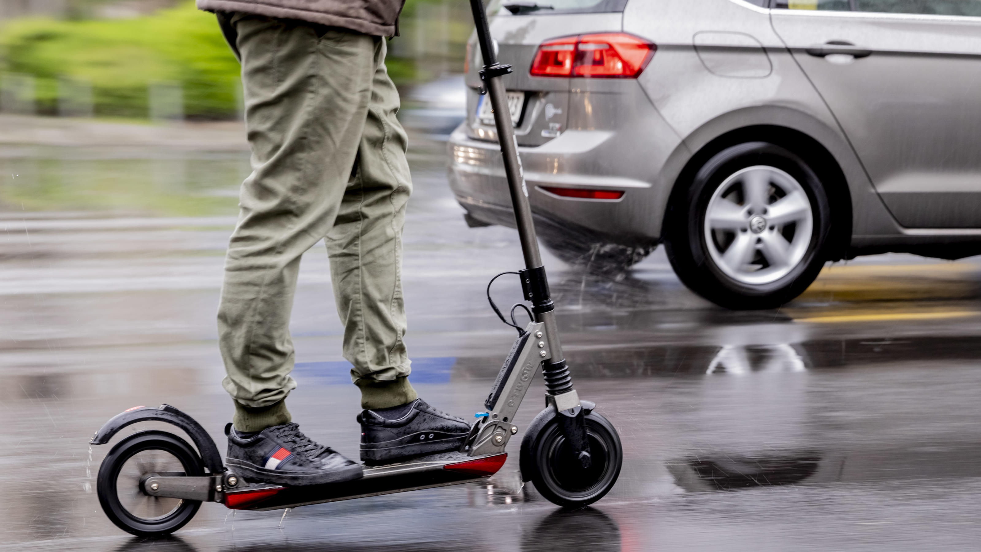 E Scooter Mit Strassenzulassung Darauf Mussen Sie Beim Kauf Eines Elektrorollers Achten