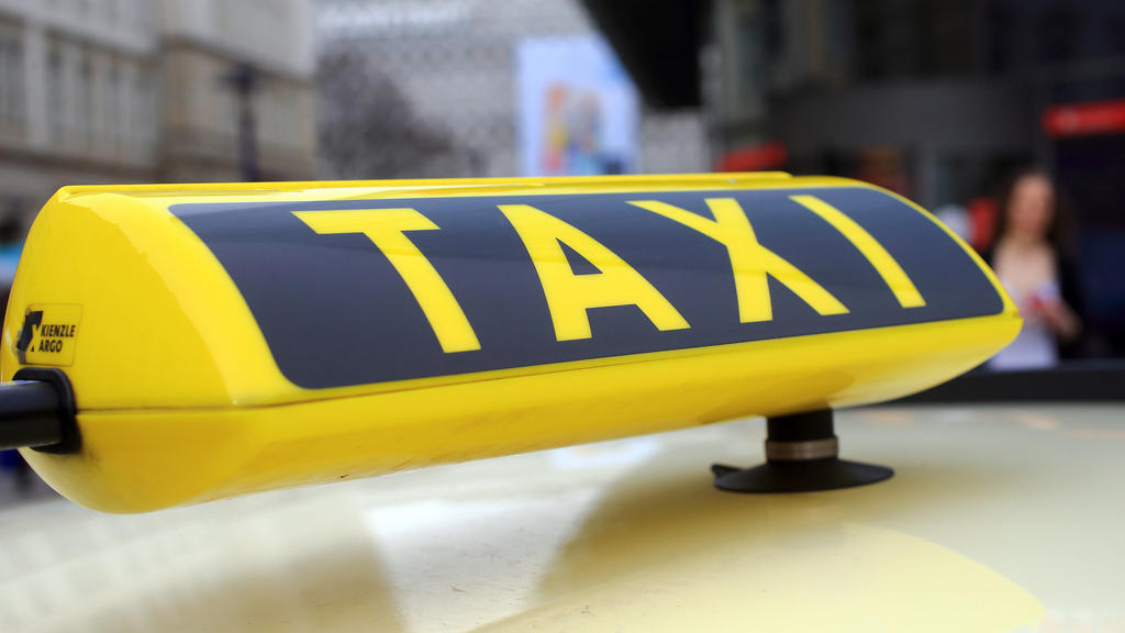 ARCHIV - 05.03.2014, Sachsen-Anhalt, Magdeburg: ILLUSTRATION - Das Schild von einem Taxi. Frisch gebackene Eltern aus Hamburg haben ihr Neugeborenes auf der Fahrt vom Krankenhaus nach Hause in einem Taxi vergessen. Kaum war das Taxi wieder losgefahre