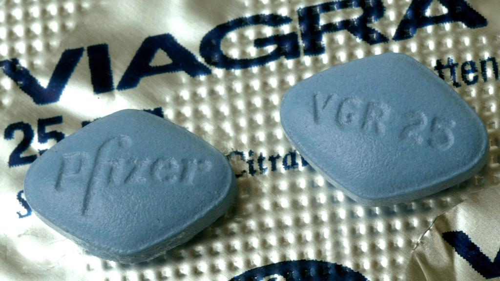 ARCHIV - 09.09.2003, Baden-Württemberg, Karlsruhe: Zwei Tabletten Viagra liegen auf einer Medikamentenverpackung. (zu dpa «Kinderschwund - Französischer Bürgermeister will Viagra verteilen") Foto: Uli Deck/dpa +++ dpa-Bildfunk +++