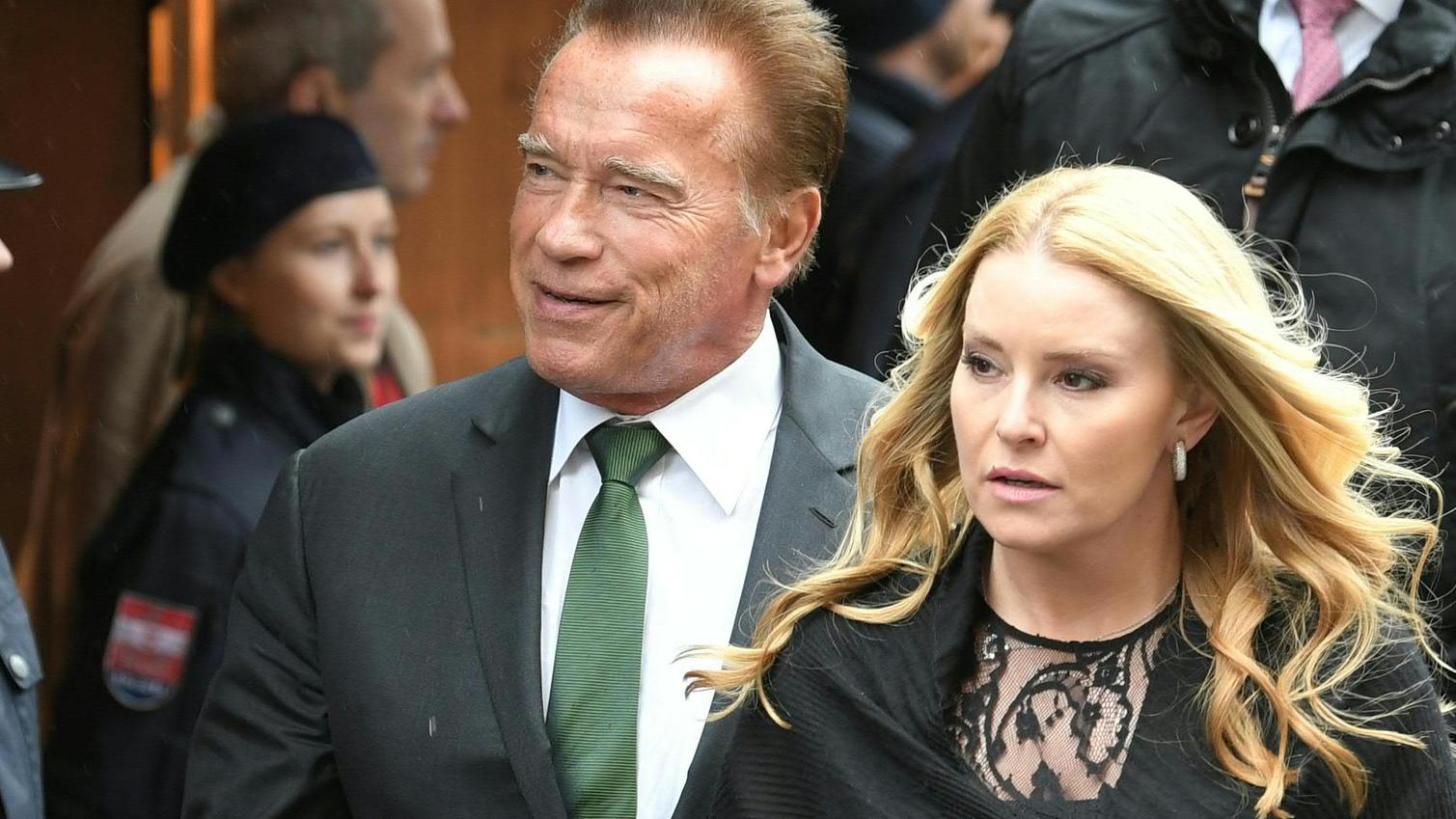 Arnold Schwarzenegger Lewis Hamilton Co Nehmen Abschied Von Rennlegende Niki Lauda