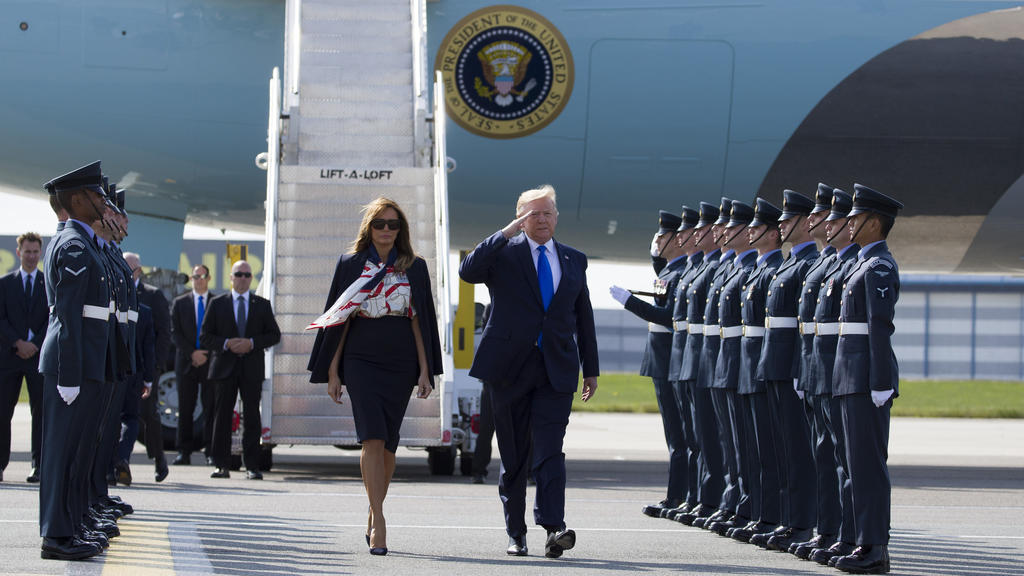 01.06.2019, Großbritannien, Stansted: Donald Trump, Präsident der USA, und seine Frau Melania Trump, First Lady der USA, werden mit militärischen Ehren am Flughafen Stansted empfangen. Der US-Präsident Trump und seine Frau treffen zu einem dreitägige