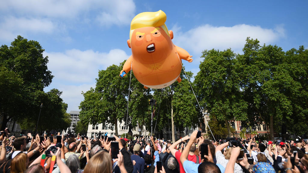 ARCHIV - 13.07.2018, Großbritannien, London: Ein Ballon, der den US-Präsidenten Trump als Baby darstellt, fliegt über dem Parliament Square, bei Protesten gegen den B0esuch von Trump in Großbritannien. Im vergangenen Juli war Trump bereits zu einem A