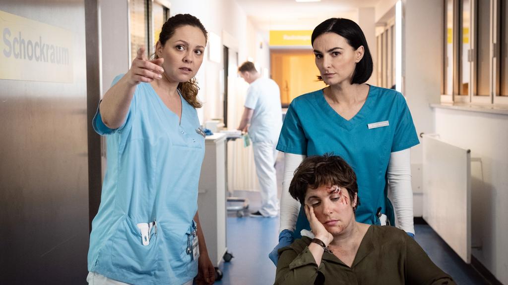 Nachtschwestern: Nora (Mimi Fiedler, rechts) macht sich große Sorgen um ihren Sohn Milo.