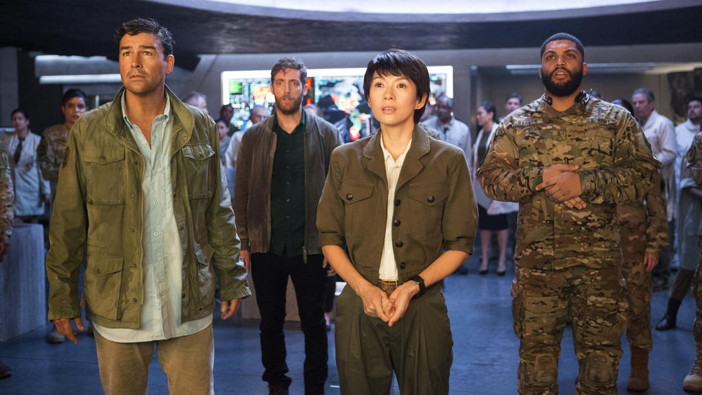 Mark Russell (v.l. Kyle Chandler), Sam Coleman (Thomas Middleditch), Dr. Ilene Chen (Ziyi Zhang) und Officer Barnes (O'Shea Jackson Jr.) in Godzilla II