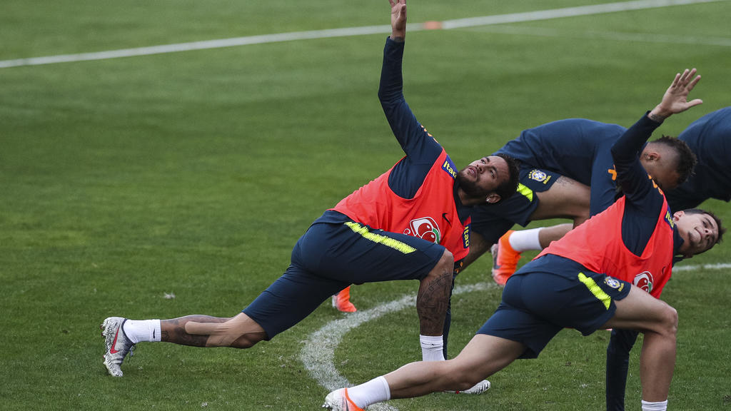 TERESOPOLIS, BRAZIL - JUNE 02: Neymar Jr (L) and Phillipe Coutinho take part during a training session of the Brazilian national football team at the squad's Granja Comary training complex on June 02, 2019 in Teresopolis, Brazil. (Photo by Buda Mende