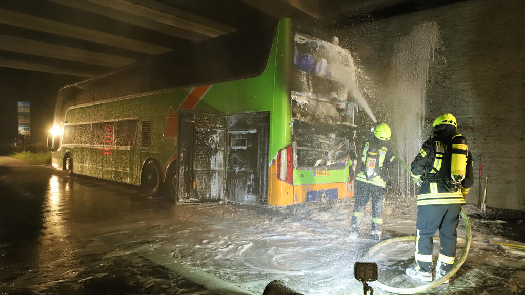 04.06.2019, Niedersachsen, Bremen: Feuerwehrleute löschen einen Reisebus. In einem Reisebus ist auf der Autobahn 1 bei Bremen ein Feuer ausgebrochen. Bei dem Brand in der Nacht zu Mittwoch sei niemand verletzt worden, sagte ein Polizeisprecher. Foto: