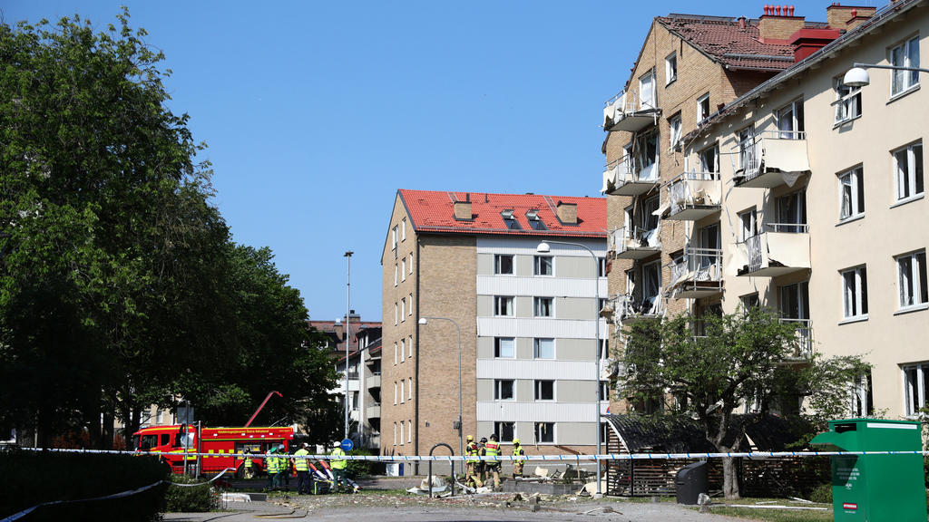 07.06.2019, Schweden, Linkoping: Feuerwehrleute agieren vor einem Wohnhaus nach einer Explosion. Bei einer kräftigen Explosion vor einem Mehrfamilienhaus in der schwedischen Stadt Linköping sind mehrere Menschen leicht verletzt worden. Foto: Jeppe Gu