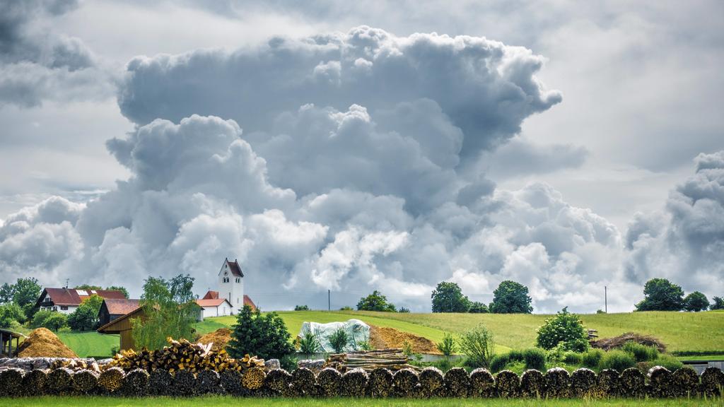 Sturmwolken ueber Frieding, Deutschland, Bayern, Frieding storm clouds over Frieding, Germany, Bavaria, Frieding BLWS515982 Copyright: xblickwinkel/McPHOTO/M.xGannx