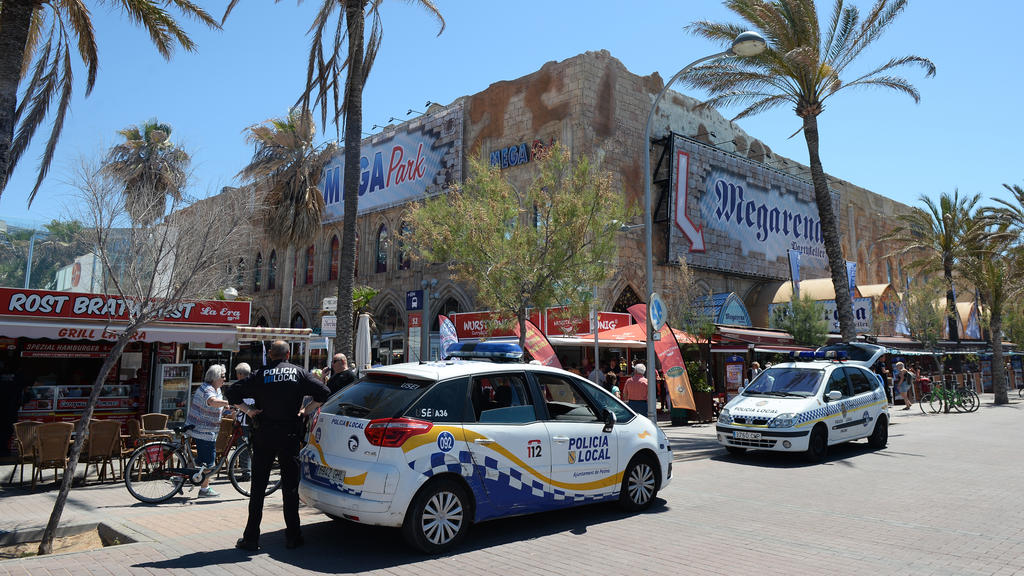 Polizeiautos stehen am Strand an der Playa de Palma in S'Arenal am Megapark und der Megaarena, fotografiert am 03.05.2016 in Arenal (Spanien) bei Palma de Mallorca. Eine Verordnung für zivilisiertes Zusammenleben stellt Benimmregeln auf, die für mehr