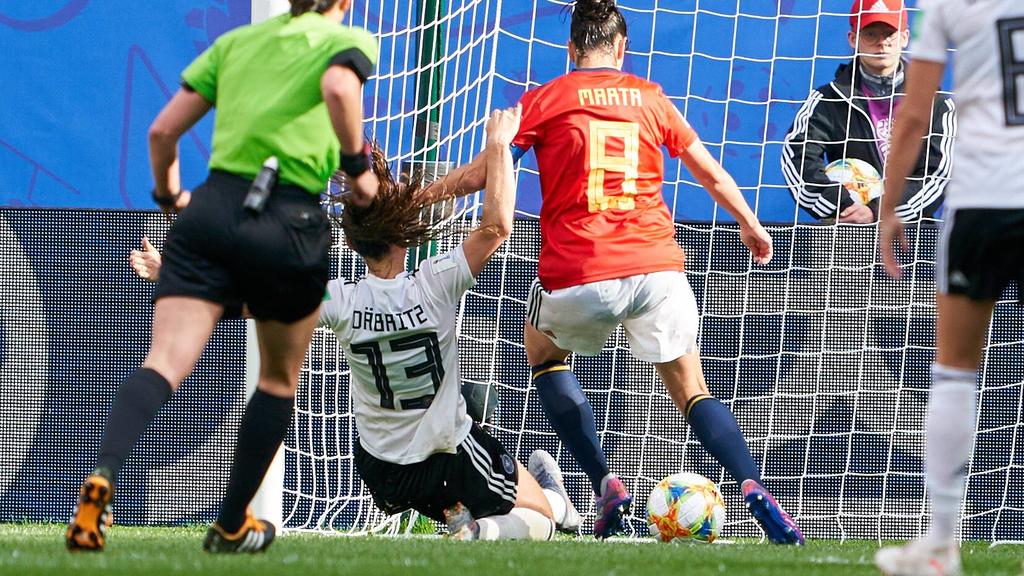 Sara DÄBRITZ, DFB 13 scores, shoots goal for 1-0 GERMANY - SPAIN Women FIFA World Cup, WM, Weltmeisterschaft, Fussball France Season 2018/2019, June 12, 2019 in Valenciennes, France. Photographer: Peter Schatz