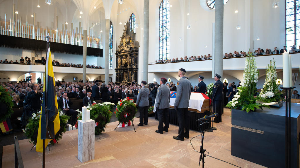 13.06.2019, Hessen, Kassel: Polizei und Bundeswehr halten eine Ehrenwache am Sarg bei einem Trauergottesdienst in der Martinskirche für den verstorbenen Kasseler Regierungspräsidenten Walter Lübcke (CDU).