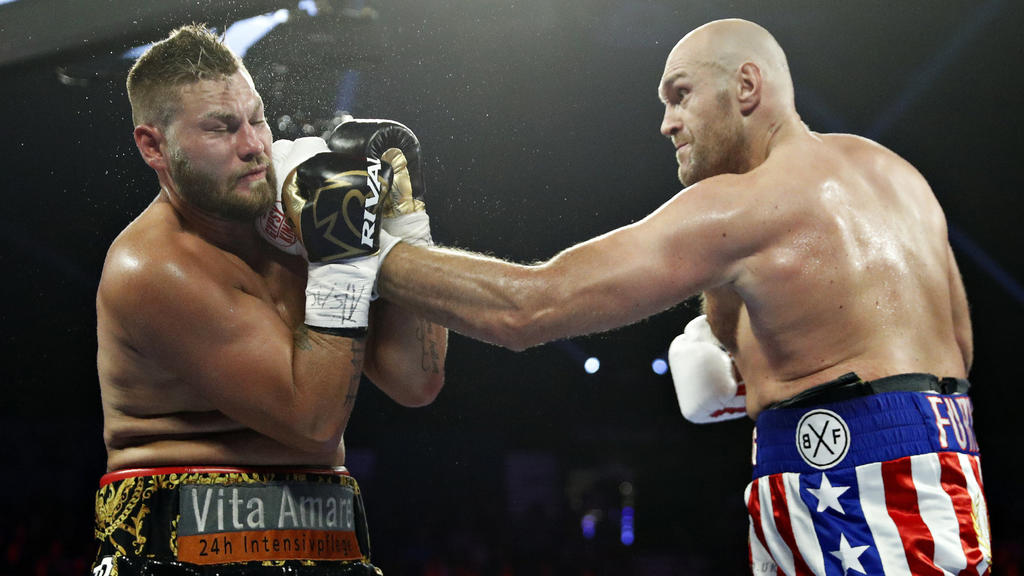 15.06.2019, USA, Las Vegas: Boxen: Profis - Int. Kampf Schwergewicht Fury (GBR) - Schwarz (Magdeburg), MGM Grand Garden Arena. Tyson Fury (r) und Tom Schwarz in Aktion. Foto: John Locher/AP/dpa +++ dpa-Bildfunk +++