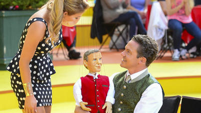 Anna-Carina Woitschack präsentiert Stefan Mross seine Marionette
