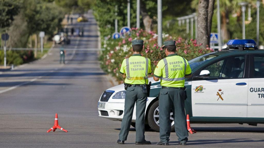 Spanish Civil Guards members cordon off an area near a Civil Guard police station at Palmanova in Calvia, Balearics Islands, where bomb experts are defusing a bomb placed in a car, 30 July 2009. Two Spanish Civil guards were killed earlier in the day