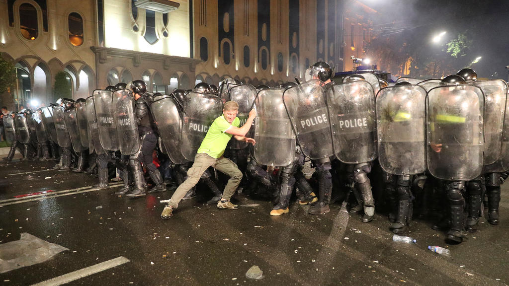Riot policemen block a protester during a rally against a Russian lawmaker's visit in Tbilisi, Georgia June 21, 2019. REUTERS/Irakli Gedenidze