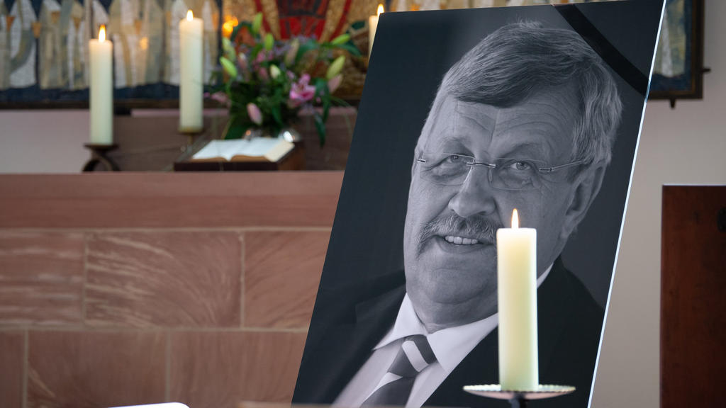 23.06.2019, Hessen, Kassel: Ein Portrait vom ermordeten Kasseler Regierungspräsidenten W. Lübcke (CDU) steht beim multireligiösen Friedensgottesdienst ·Frieden braucht Mut· anlässlich des Empfangs "100 Jahre Volksbund" in der Martinskirche. Der Volks