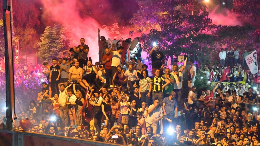 24.06.2019, Türkei, Istanbul: Anhänger von Ekrem Imamoglu, dem Kandidaten der oppositionellen Republikanischen Volkspartei, CHP, bei einer Kundgebung am Abdend. Imamoglu hat nach Auszählung fast aller Stimmen die Bürgermeisterwahl in Istanbul gewonne