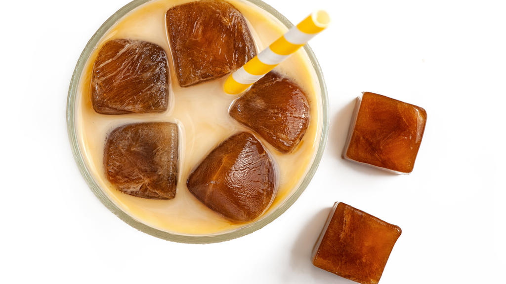 Wer Kaffee einfriert, hat ganz einfach einen leckeren Eiskaffee gezaubert.