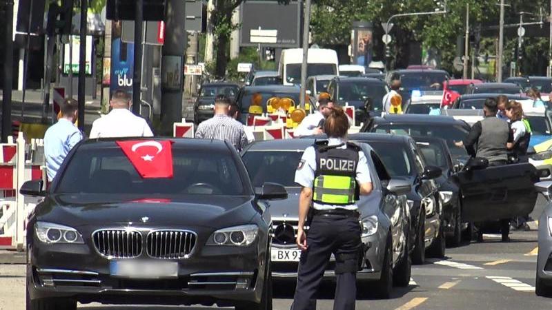 Polizei stoppt Hochzeitskorso