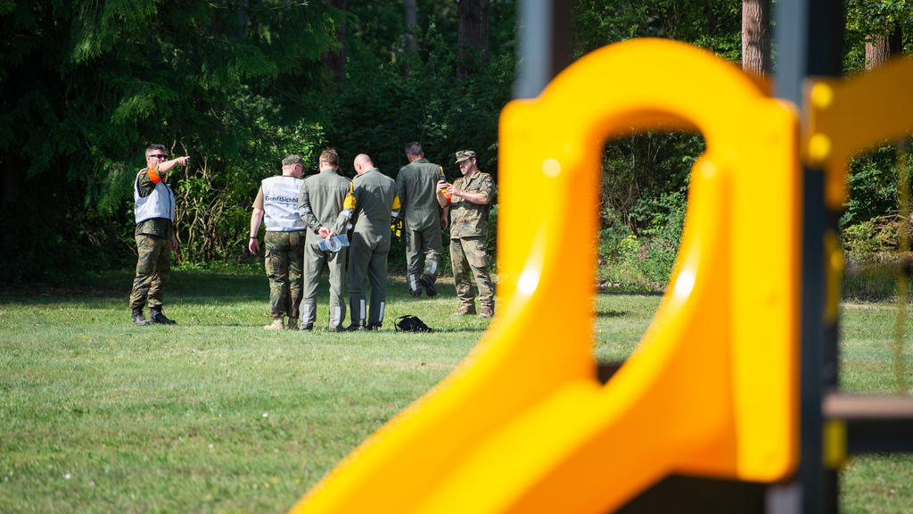 25.06.2019, Mecklenburg-Vorpommern, Nossentiner Hütte: Mitarbeiter der Flugsicherheit der Bundeswehr untersuchen ein Wrackteil eines Eurofighters auf der Spielwiese eines Kindergartens. Bei Luftkampfübungen waren zwei Eurofighter über der Mecklenbur