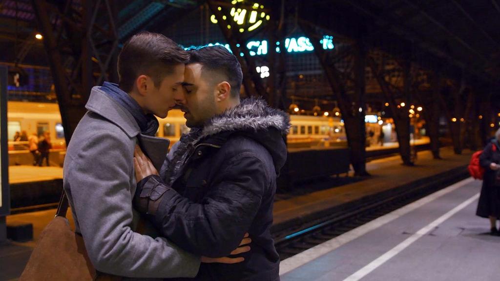 Diese Kussszene sorgte 2018 am Kölner HBF bei einigen Passanten für Aufregung.