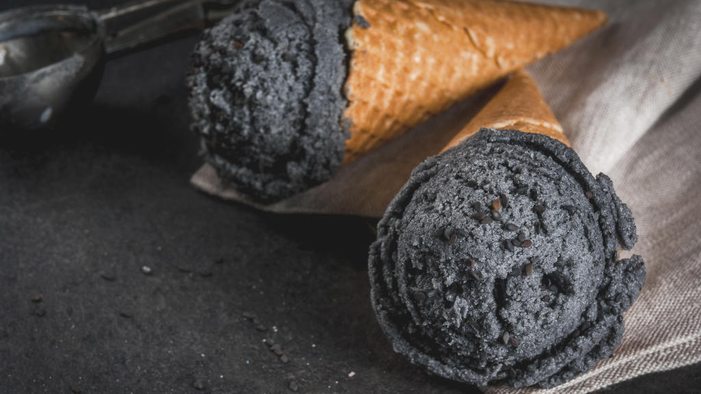 Der Aktivkohle-Trend macht auch bei Eiscreme keinen Halt!