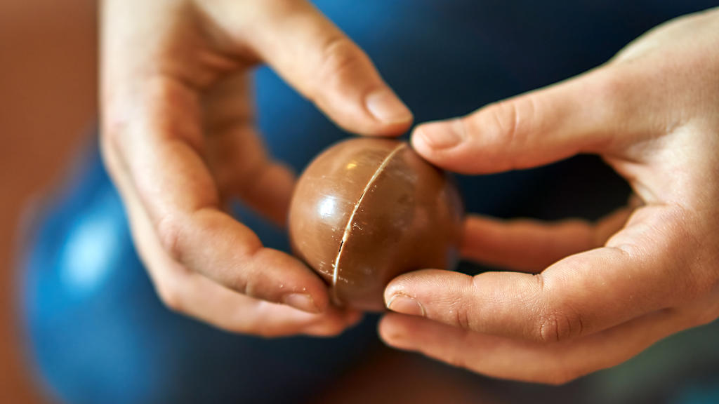 Eignen sich auch wunderbar für Eis am Stiel: Überraschungs-Eier.