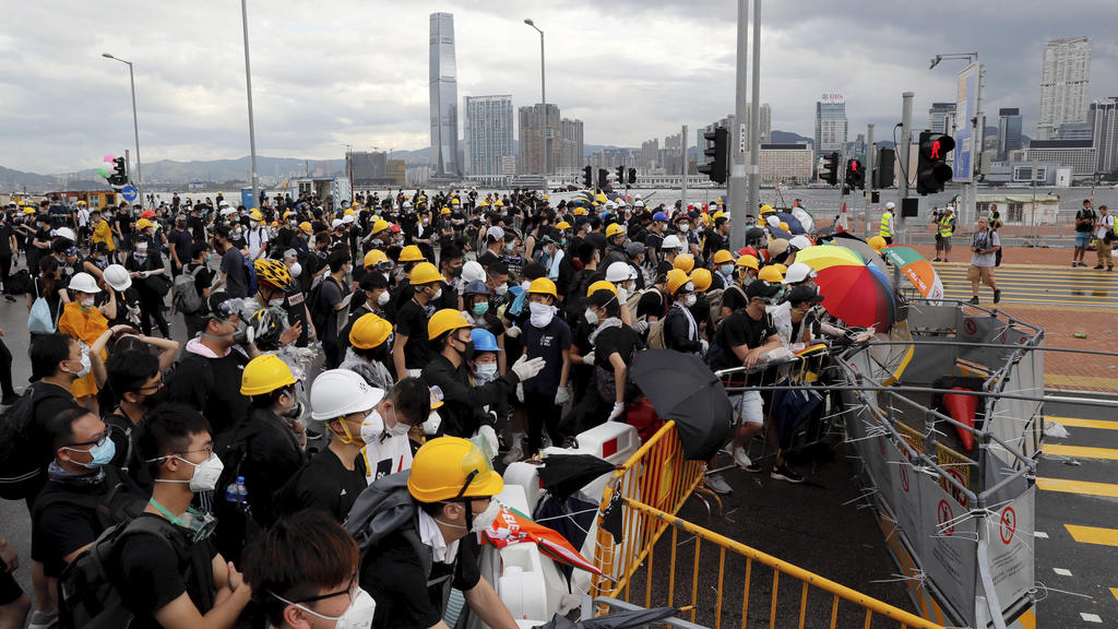 01.07.2019, China, Hongkong: Demonstranten versuchen eine Zeremonie, die anlässlich des Jahrestags der Rückgabe des Gebietes an China stattfinden soll, zu blockieren. Am 1. Juli 1997 hatte Großbritannien seine Kronkolonie Hongkong an China zurückgege