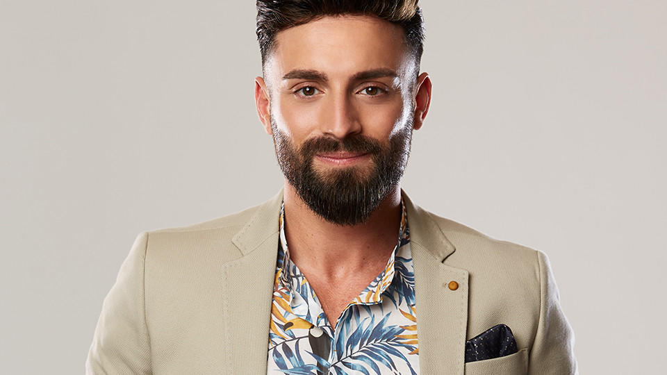 Fabiano Carrozzo ist 29 Jahre alt und Kandidat bei „Die Bachelorette 2019“. In der zweiten Woche bekommt er keine Rose mehr.