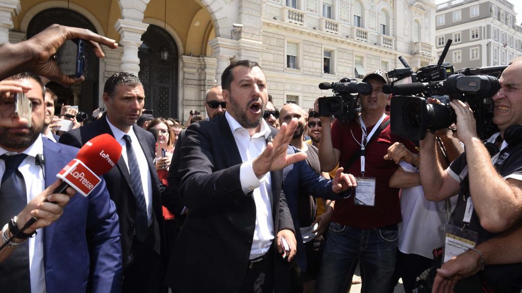 05.07.2019, Italien, Triest: Matteo Salvini (M), italienischer Innenminister, redet mit Journalisten.Nach dem Drama um die Sea-Watch-Kapitänin Rackete droht zwischen Deutschland und Italien der nächste Streit um eine deutsche Hilfsorganisation. Das S