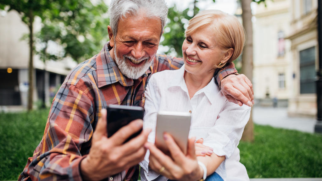 Senioren mit ihren Smartphones