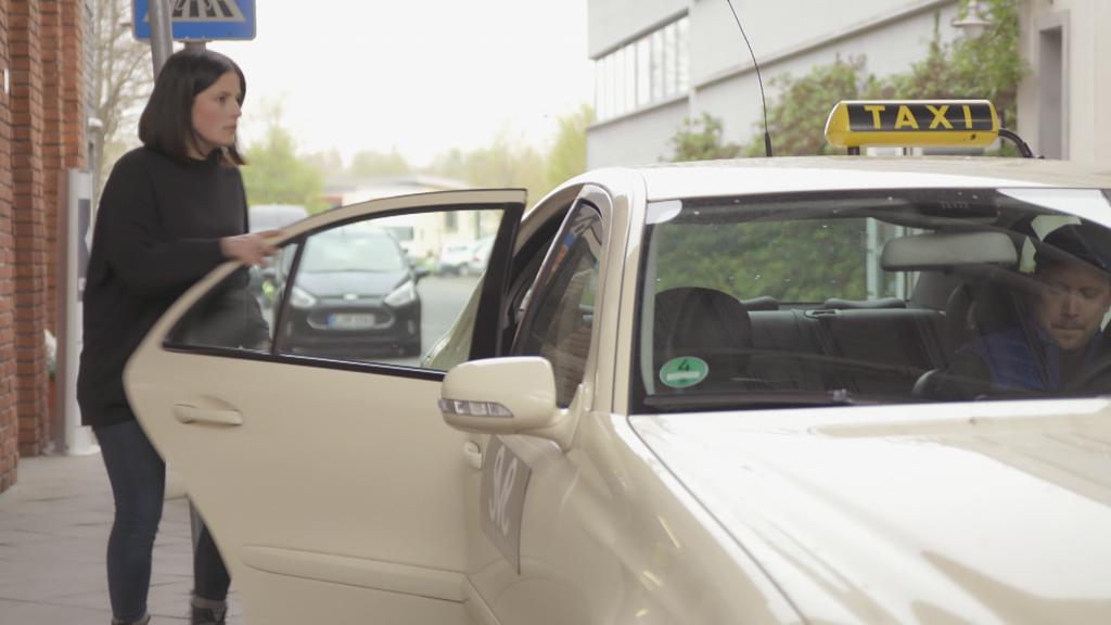 Unter uns: Larissa springt in ein Taxi.