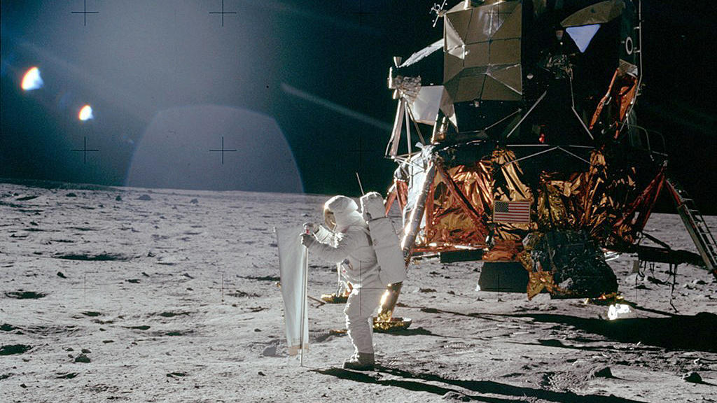 20.07.1969, ---, Mondoberfläche: Der US-Astronaut Buzz Aldrin entfaltet auf der Mondoberfläche das «Solar Wind Composition Experiment». Ein Stück Schweizer Spitzentechnologie ist 1969 noch vor der amerikanischen Flagge in den Mondboden gerammt worden