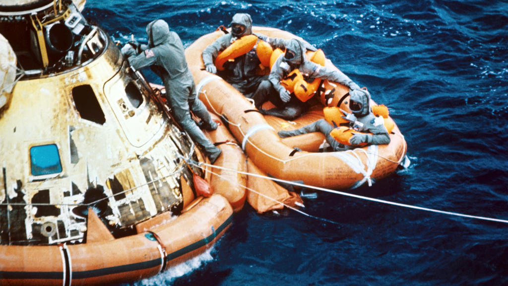 ARCHIV - 24.07.1969, ---: Die Kapsel und das Schlauchboot mit den Astronauten nach der Landung im Pazifik am 24. Juli 1969. Michael Collins, Neil Armstrong und Edwin Aldrin waren am 16. Juli 1969 von Kap Kennedy in Florida zur ersten Mondlandung gest