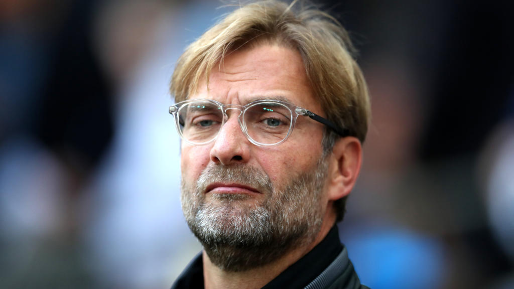 ARCHIV - Fußball: Premier League, England, Tottenham Hotspur - FC Liverpool, 9. Spieltag, 22.10.2017 im Wembley Stadion, London (Großbritannien). FC Liverpools Trainer Jürgen Klopp verfolgt das Spiel. (zu dpa-Meldung: «Jürgen Klopp wegen gesundheitli
