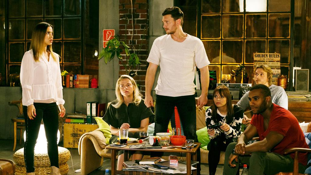 Chiara (Alexandra Fonsatti, l.) trifft es, als die WGler (v.r.: Tijan Njie, Christopher Kohn, Franziska Benz, Bela Klentze, Cheyenne Pahde) sie ausschließen.