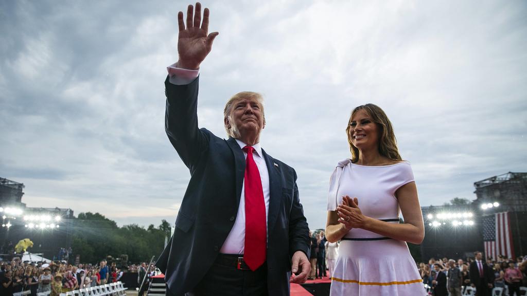 U.S. President Donald Trump waves with first lady Melania Trump during the Fourth of July Celebration Salute to America event in Washington, D.C., on Thursday, July 4, 2019. PUBLICATIONxINxGERxSUIxAUTxHUNxONLY WAX20190704203 ALxDRAGO