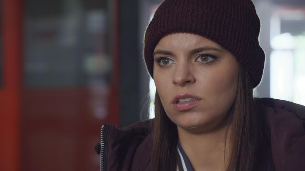 AWZ: Michelle sieht Chiara beim Training zu.