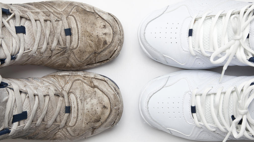 Weiße Sneaker – mit Zahnpasta wieder wie neu