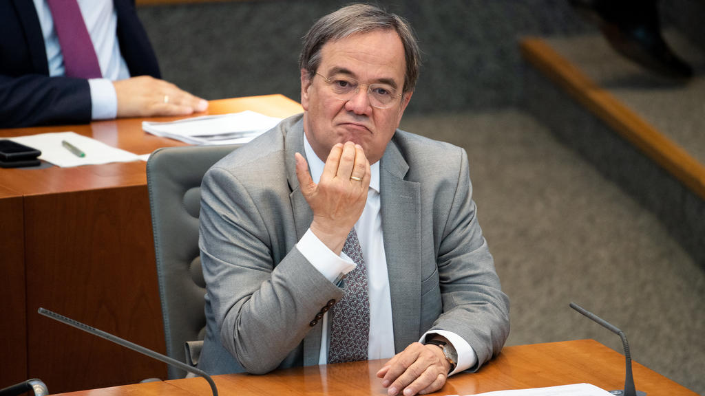 26.06.2019, Nordrhein-Westfalen, Düsseldorf: Armin Laschet (CDU), Ministerpräsident von Nordrhein-Westfalen, verfolgt die Sitzung im Landtag. Nach der Ermordung des Kasseler Regierungspräsidenten Lübcke wollen vier der fünf Fraktionen im NRW-Landtag