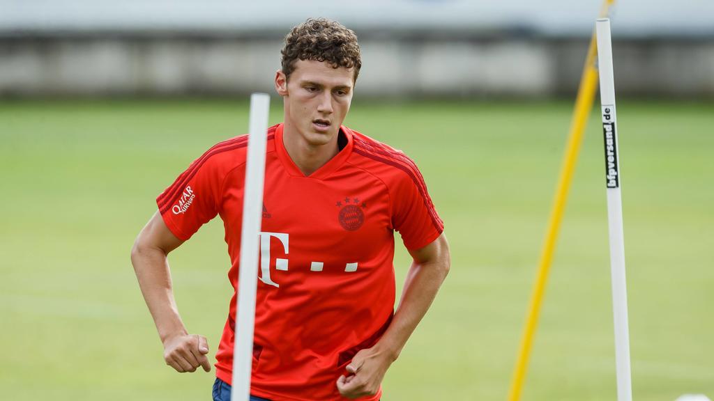Muenchen, Deutschland, 12.07.2019, 1. Bundesliga, Training FC Bayern Muenchen, Benjamin Pavard (FCB) schaut ( Munich Trainingsgelaende an der Saebernerstasse Bavaria Germany eu-images-01048-186325 *** Munich, Germany, 12 07 2019, 1 Bundesliga, Traini