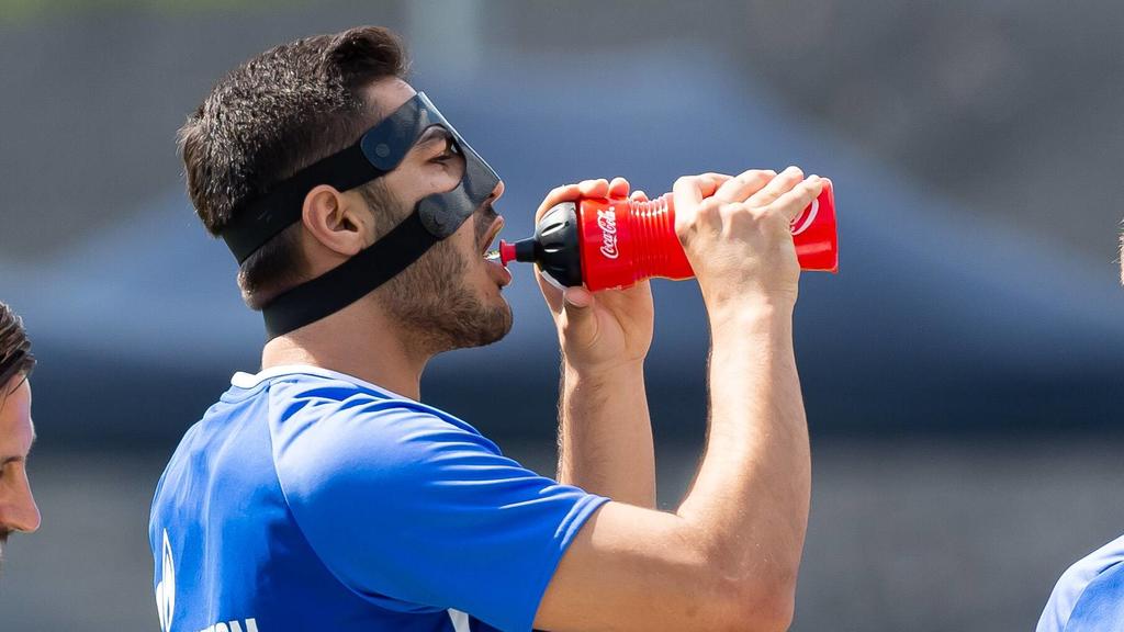 Gelsenkirchen, Germany, 01.07.2019, 1. Bundesliga, Training FC Schalke 04, Ozan Kabak (S04) trinkt, ( Defodi-01001215594 *** Gelsenkirchen, Germany, 01 07 2019, 1 Bundesliga, Training FC Schalke 04, Ozan Kabak S04 drinks, Defodi 01001215594 Defodi-00