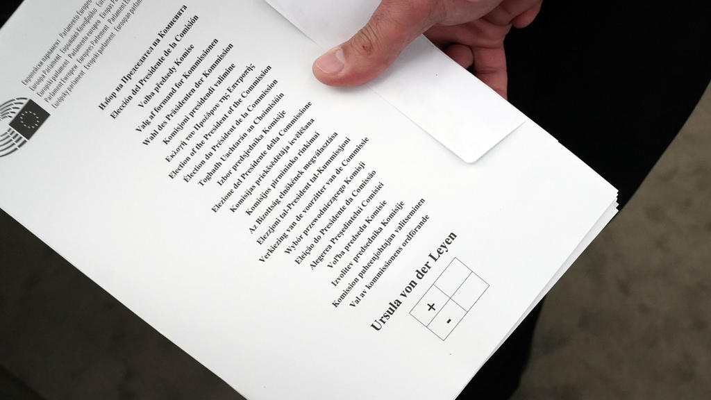 16.07.2019, Frankreich, Straßburg: Ein Mann hält vor der Wahl einen Stimmzettel im Plenarsaal. Ursula Von der Leyen bewirbt sich als neue EU-Kommissionspräsidentin. Die Staats- und Regierungschefs der EU hatten die CDU-Politikerin als Nachfolgerin vo