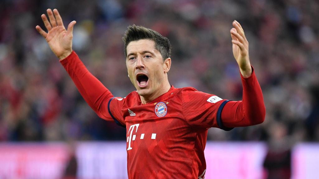 Vorschau zum Bundesliga Topspiel FC Bayern Muenchen-Borussia Dortmund. Archivfoto; Torjubel Robert LEWANDOWSKI (Bayern Muenchen) nach Tor zum 1-0 , Jubel,Freude,Begeisterung,, Aktion,Einzelbild,angeschnittenes Einzelmotiv,Halbfigur,halbe Figur. Fussb