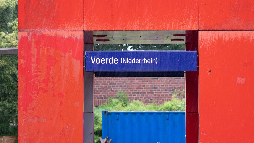 20.07.2019, Nordrhein-Westfalen, Voerde: Die Stationstafel des Bahnhofs in Voerde. Ein 28-jähriger Mann hat nach Polizeiangaben am Bahnhof im niederrheinischen Voerde eine 34-jährige Frau vom Bahnsteig vor einen einfahrenden Zug gestoßen. Die Frau au